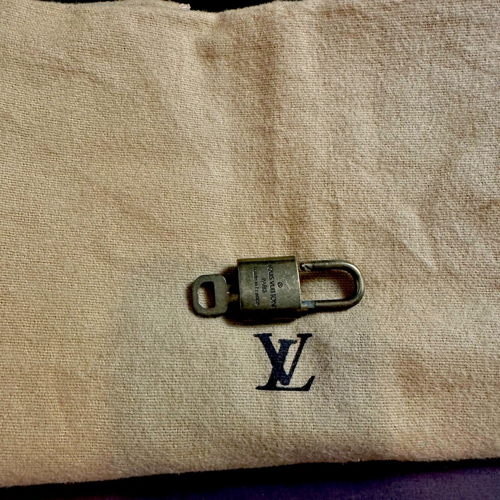 ‼️✅AUTHENTIC LV dust bags and lock&key‼️